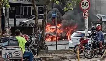 CARRO PEGA FOGO E DEIXA TRÂNSITO COMPLICADO NO VALE DO OGUNJÁ