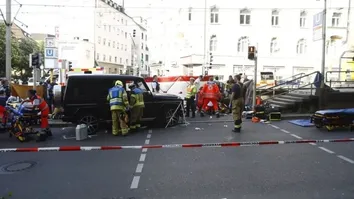 CARRO ATROPELA MULTIDÃO NA CIDADE ALEMÃ DE STUTTGART E DEIXA VÁRIOS FERIDOS