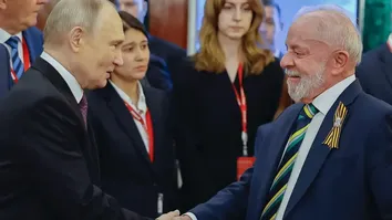 LULA DIZ QUE PEDIRÁ A PUTIN QUE PARTICIPE DE NEGOCIAÇÃO COM ZELENSKY