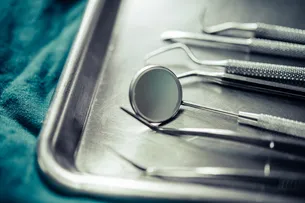 INFECÇÕES BUCAIS PODEM COMPROMETER CIRURGIAS, PROLONGAR INTERNAÇÕES E ELEVAR RISCOS PARA ADULTOS E CRIANÇAS