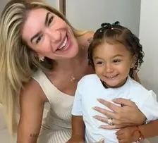 DANÇARINA LORE IMPROTA CAI NO CHORO E SE DECLARA PARA A FILHA LIZ