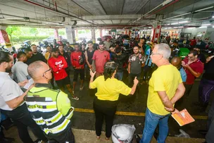 TRANSALVADOR PROMOVE RODA DE CONVERSA COM MOTOCICLISTAS PARA REFORÇAR SEGURANÇA NO TRÂNSITO
