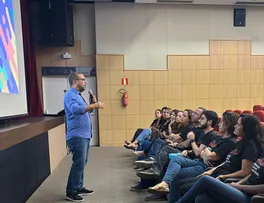 COLÉGIO PROMOVE PALESTRA SOBRE TECNOLOGIA E ADOLESCÊNCIA E REFORÇA PARCERIA ENTRE ESCOLA E FAMÍLIAS