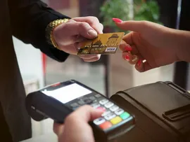 DIA DAS MÃES IMPULSIONA CONSUMO E ACENDE ALERTA PARA ENDIVIDAMENTO