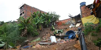 CANDEIAS: DEFESA CIVIL INTERDITA 9 CASAS APÓS DESLIZAMENTO DE TERRA