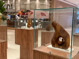EXPOSIÇÃO MATER: A CELEBRAÇÃO DO AMOR MATERNO EM ESCULTURAS DE MADEIRA CELEBRA O MÊS DAS MÃES NO SHOPPING BARRA