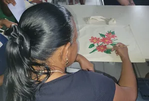 OFICINA DE ECONOMIA CIRCULAR ENSINA MORADORES DE CANDEIAS A RECICLAR E EMPREENDER