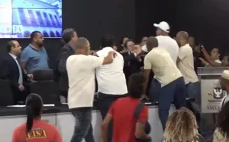 DEBATE ENTRE MANIFESTANTES E VEREADORES ACABA EM AGRESSÃO NA CÂMARA MUNICIPAL DE SALVADOR; VEJA