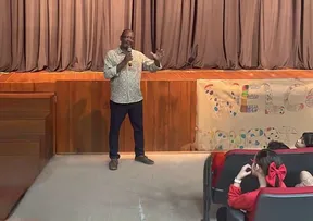 COLÉGIO DE SALVADOR PROMOVE “AFRICA DAY” E RECEBE ESCRITOR DO LIVRO “O PREÇO DO PRECONCEITO”