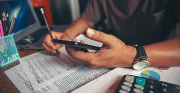 SERASA: 67% DOS BRASILEIROS VÃO USAR A RESTITUIÇÃO DO IR PARA QUITAR DÍVIDAS, PAGAR UMA CONTA BÁSICA OU INESPERADA E LIMPAR O NOME