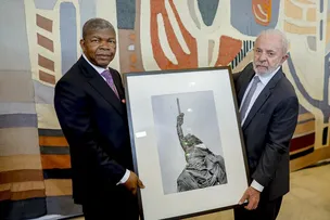 LULA ENTREGA OBRA DE SEBASTIÃO SALGADO AO PRESIDENTE DE ANGOLA