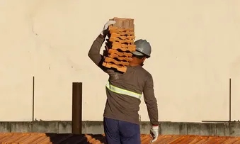 SALÁRIO NA CONSTRUÇÃO RECUA 22% EM DEZ ANOS, DIZ IBGE