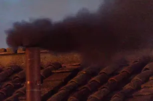 CONCLAVE: FUMAÇA PRETA SAI DA CHAMINÉ NA SEGUNDA VOTAÇÃO DESTA QUINTA (8)