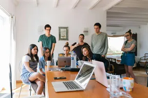 APENAS 22% DOS JOVENS ESTÃO SATISFEITOS COM O TRABALHO, ENQUANTO 75% BUSCAM NOVAS CARREIRAS EM 2025