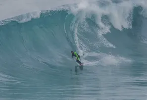 CAUÃ REYMOND EXIBE CLIQUES SURFANDO EM PRAIA DO RIO