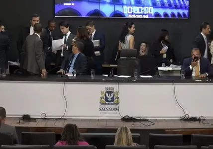 SOB PROTESTOS E COM SESSÃO FECHADA, CÂMARA DE SALVADOR APROVA REAJUSTE A SERVIDORES