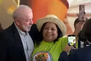 MULHER BURLA SEGURANÇA, SOBE EM PALCO E ABRAÇA LULA EM EVENTO NO PLANALTO