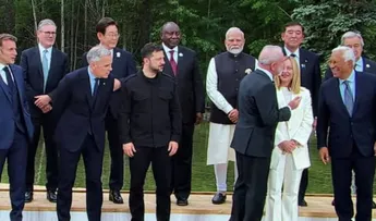 LULA SE DISTRAI DURANTE FOTO OFICIAL DE LÍDERES DO G7