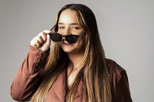 ALYCE ARAUJO MERGULHA NO CLIMA DE SÃO JOÃO