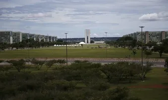 LULA SANCIONA LEI QUE REAJUSTA SALÁRIOS E REESTRUTURA CARREIRAS DO EXECUTIVO FEDERAL