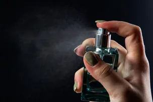 COMO CHEIRAR BEM O DIA TODO: 7 TRUQUES SIMPLES DA VOGUE PARA FIXAR SEU PERFUME