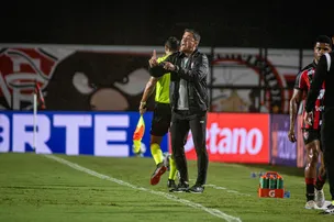 CARPINI LAMENTA EMPATE E LESÃO GRAVE DE JANDERSSON, EM NOITE CHUVOSA NO BARRADÃO