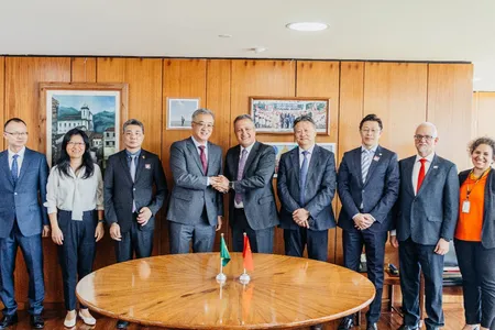 EM REUNIÃO VIRTUAL COM RUI COSTA E O EMBAIXADOR DA CHINA GOVERNADOR COMPARTILHA NOTÍCIA DO CONTRATO DA PONTE SALVADOR-ITAPARICA
