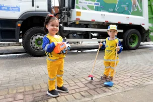 LIMPURB PRESENTEIA MINIFÃS COM UNIFORMES DE AGENTE DE LIMPEZA