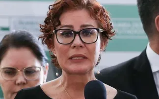 ADVOGADO DE ZAMBELLI AFIRMA QUE A DEPUTADA ‘NÃO SE OPÕE A CUMPRIR PENA NO BRASIL’