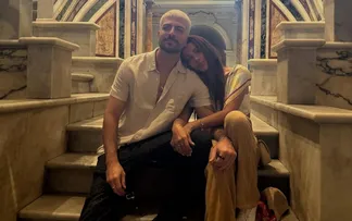 CANTORA ANITTA POSA COM NAMORADO EM UMA VIAGEM EM ROMA