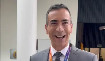 CÉSAR TRALLI INVADE COZINHA DE ANA MARIA BRAGA PARA PEGAR COXINHAS E SE SURPREENDE