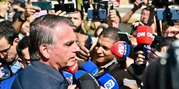 BOLSONARO DIZ QUE RECEBEU CONVITE PARA ALMOÇAR COM EMBAIXADORES: ‘NÃO VOU MAIS’