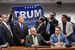 DEPUTADOS EXIBEM BANDEIRA DE TRUMP EM HOMENAGEM A BOLSONARO E SÃO DEMOVIDOS POR LÍDER