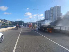 CAMINHÃO PEGA FOGO NA AVENIDA BONOCÔ, EM SALVADOR