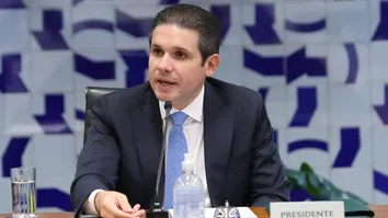 HUGO MOTTA PROÍBE COMISSÕES DA CÂMARA DE HOMENAGEAREM BOLSONARO