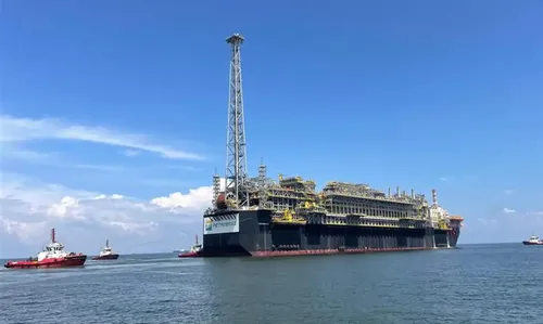 PLATAFORMA DA PETROBRAS QUE REFORÇARÁ O PRÉ-SAL DEIXA SINGAPURA