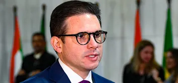 HUGO MOTTA DIZ QUE EDUARDO BOLSONARO TEM FALTAS SUFICIENTES PARA CASSAÇÃO