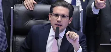 HUGO MOTTA PAUTA URGÊNCIA DE PROJETO QUE AMPLIA ISENÇÃO DO IR ATÉ R$ 5 MIL