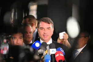 FLÁVIO BOLSONARO AFIRMA QUE HÁ ACORDO PARA PAUTAR ANISTIA, NÃO PARA APROVAR