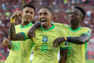 VINI JR E RAPHINHA SÃO INDICADOS A MELHOR DO MUNDO E BRASIL TEM OITO CANDIDATOS NA BOLA DE OURO