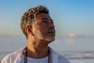 COM ESPETÁCULO 'FEITOS NA BAHIA: AS CANÇÕES ANCESTRAIS DE MARIA BETHÂNIA' CARLOS BARROS CELEBRA OS 60 ANOS DE CARREIRA DA CANTORA