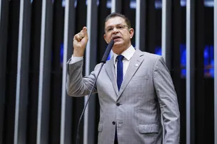LÍDER DO PL, SÓSTENES CAVALCANTE, PEDE PERDÃO A HUGO MOTTA APÓS ATO DA OPOSIÇÃO