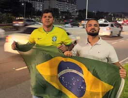 DEPUTADOS REALIZAM BUZINAÇO EM SALVADOR CONTRA LULA