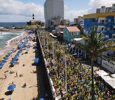 MANIFESTAÇÃO CONTRA CENSURA E PELA LIBERDADE DE EXPRESSÃO REÚNE MULTIDÃO NO FAROL DA BARRA