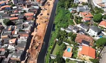 OBRAS DA CONDER SEGUEM EM RITMO ACELERADO NO CANAL MANGABEIRA E JÁ REDUZEM ALAGAMENTOS NO BAIRRO DA PAZ