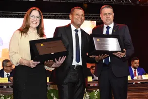 DEPUTADA É HOMENAGEADA COM HONRA AO MÉRITO EM ITABUNA