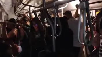 PANE ELÉTRICA INTERROMPE OPERAÇÃO DO METRÔ DE SALVADOR E PASSAGEIROS DEIXAM TRENS