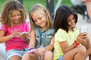 ADULTIZAÇÃO INFANTIL NAS REDES SOCIAIS: ESPECIALISTA ALERTA PARA RISCOS DA EXPOSIÇÃO EXCESSIVA E DEFENDE REGULAMENTAÇÃO