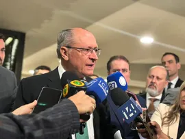 APÓS FALHA EM AVIÃO, ALCKMIN E COMITIVA ESPERAM NOVA AERONAVE PARA BUSCÁ-LOS NA COLÔMBIA