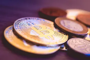 CRIPTOMOEDAS: BITCOIN ESTENDE QUEDA, APÓS POWELL EVITAR GARANTIR MAIS CORTES DE JUROS